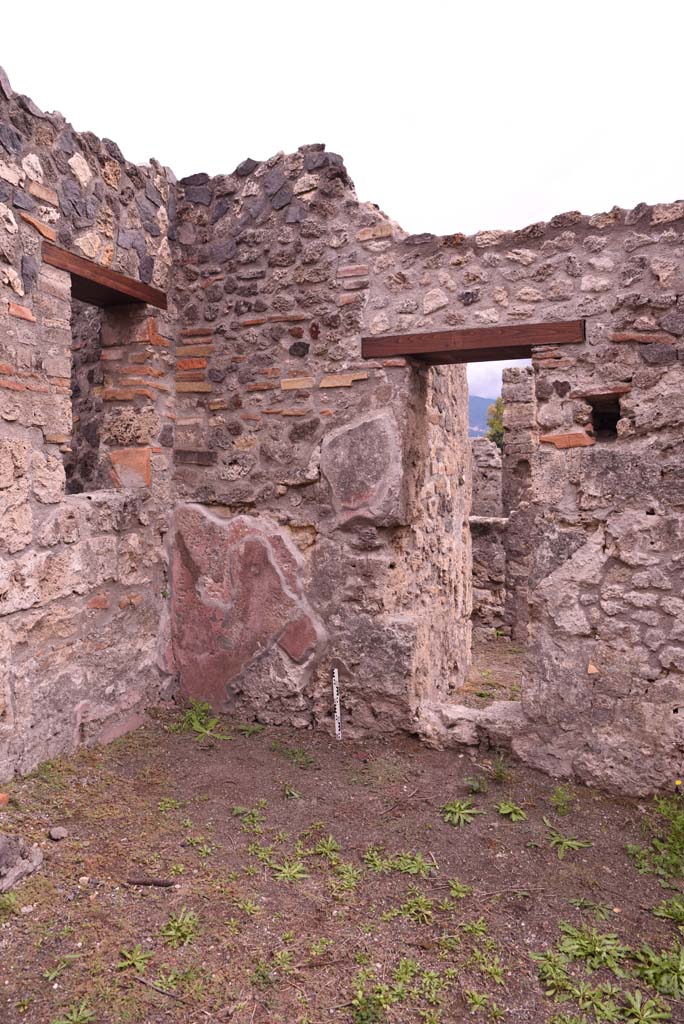 I.4.4 Pompeii. October 2019.
South-east corner of shop-room, with window in east wall from rear room, and with doorway/window into I.4.3, in south wall.
Foto Tobias Busen, ERC Grant 681269 DÉCOR.