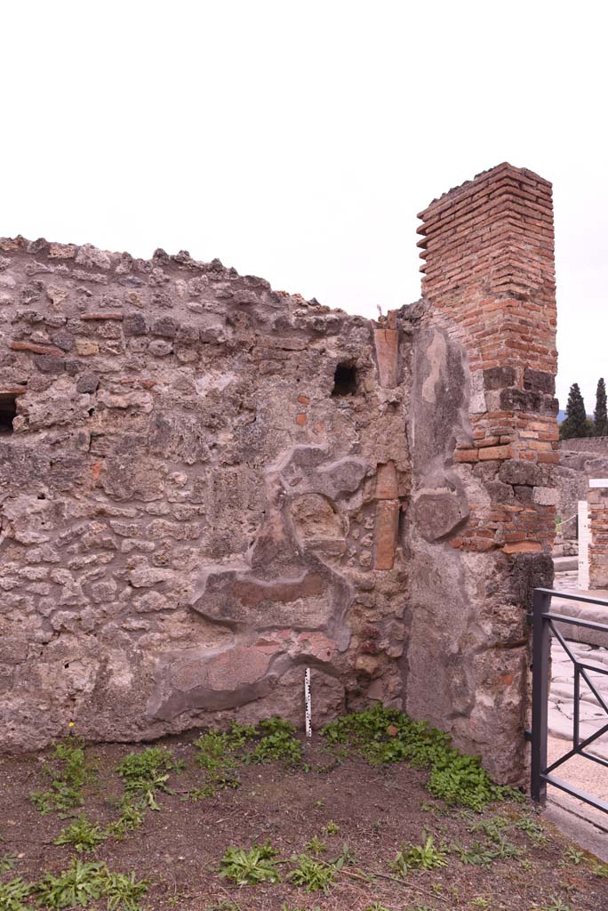 I.4.4 Pompeii. October 2019. South-west corner of shop-room with downpipe from upper floor.
Foto Tobias Busen, ERC Grant 681269 DÉCOR.
