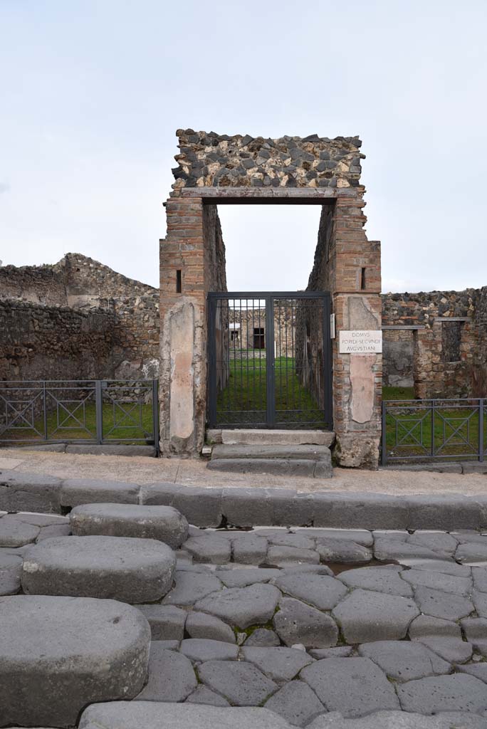 I.4.5 Pompeii. March 2018. Looking east on Via Stabiana through entrance doorway.
Foto Tobias Busen, ERC Grant 681269 DÉCOR
