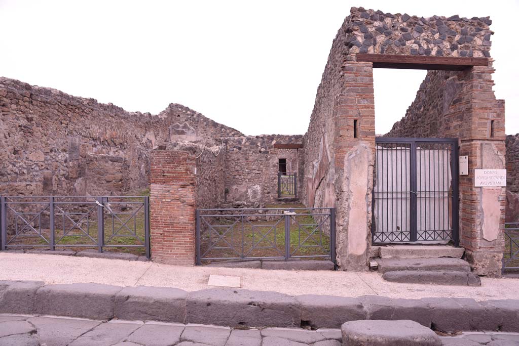 I.4.6 Pompeii, in centre, with I.4.7, on left, and I.4.5, on right. October 2019. Looking east towards entrance doorways.
Foto Tobias Busen, ERC Grant 681269 DÉCOR.