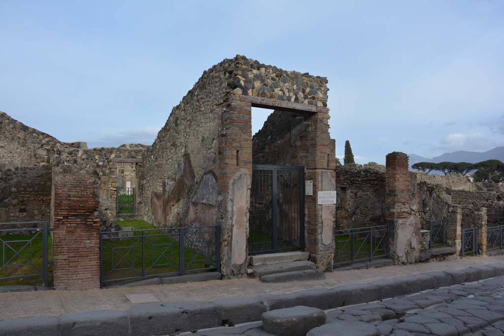 I.4.6 Pompeii. March 2018. Looking east on Via Stabiana towards entrance doorway on north side of I.4.5, in centre.
Foto Tobias Busen, ERC Grant 681269 DÉCOR.