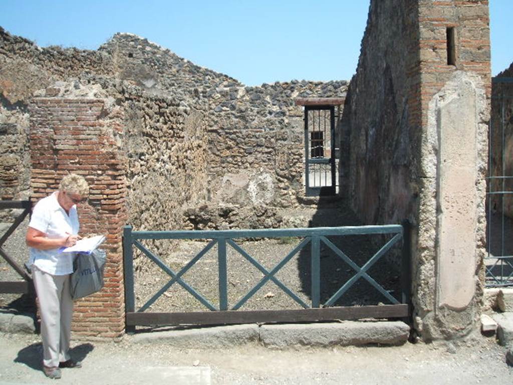 I.4.6 Pompeii. May 2005. Entrance on Via Stabiana.
CIL IV 1020 was written in black above red, on the pilaster between I.4.6 and I.4.5, on the right:
L(ucium) P(opidium) S(aecundum) o(ro) v(os) f(aciatis)
CIL IV 994 was written in red and black, on the pilaster between I.4.7 and I.4.6, on the left:
M(arcum) Holconium IIv(irum) i(ure) d(icundo)
CIL IV 995 was also found here:
L(ucium) Ceium Secundum IIvir(um)
Passaratus nec sine Maeniano
rog(at)
See Pagano, M. and Prisciandaro, R., 2006. Studio sulle provenienze degli oggetti rinvenuti negli scavi borbonici del regno di Napoli. Naples : Nicola Longobardi. (p. 168)