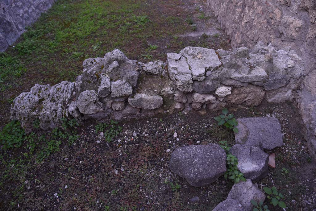 I.4.6 Pompeii. October 2019. Dividing west wall from rear room, (lower), into shop room (upper).
Foto Tobias Busen, ERC Grant 681269 DÉCOR.