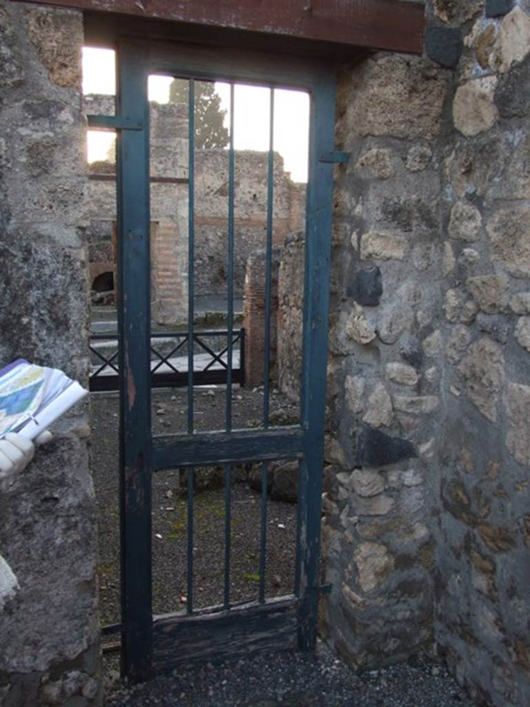 I.4.6 Pompeii. Shop. Looking west through doorway from atrium of I.4.5 into shop.