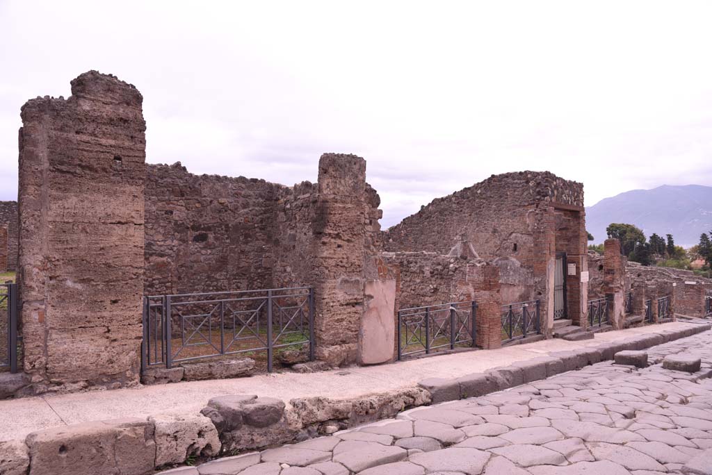 I.4.8, on left, towards I.4.1, on right, Pompeii. October 2019. Looking south-east on east side of Via Stabiana.
Foto Tobias Busen, ERC Grant 681269 DÉCOR.
