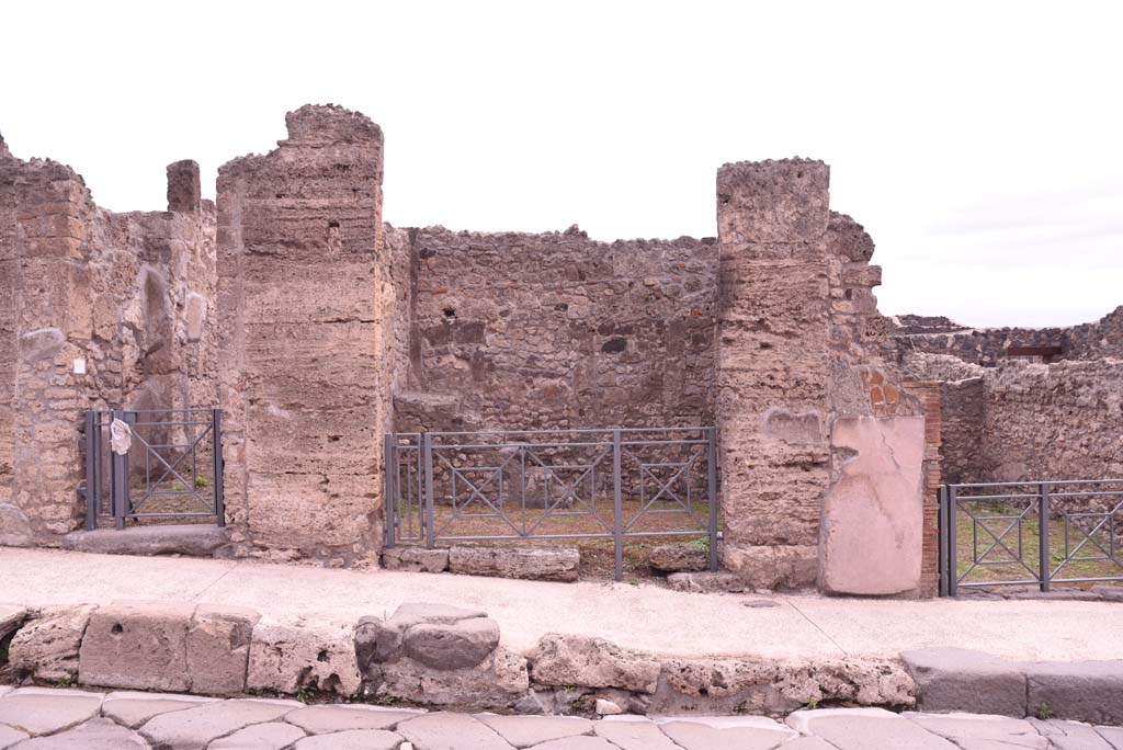 I.4.8, in centre, Pompeii. October 2019. Looking towards entrance doorways, with I.4.9, on left, and I.4.7, on right.
Foto Tobias Busen, ERC Grant 681269 DÉCOR.