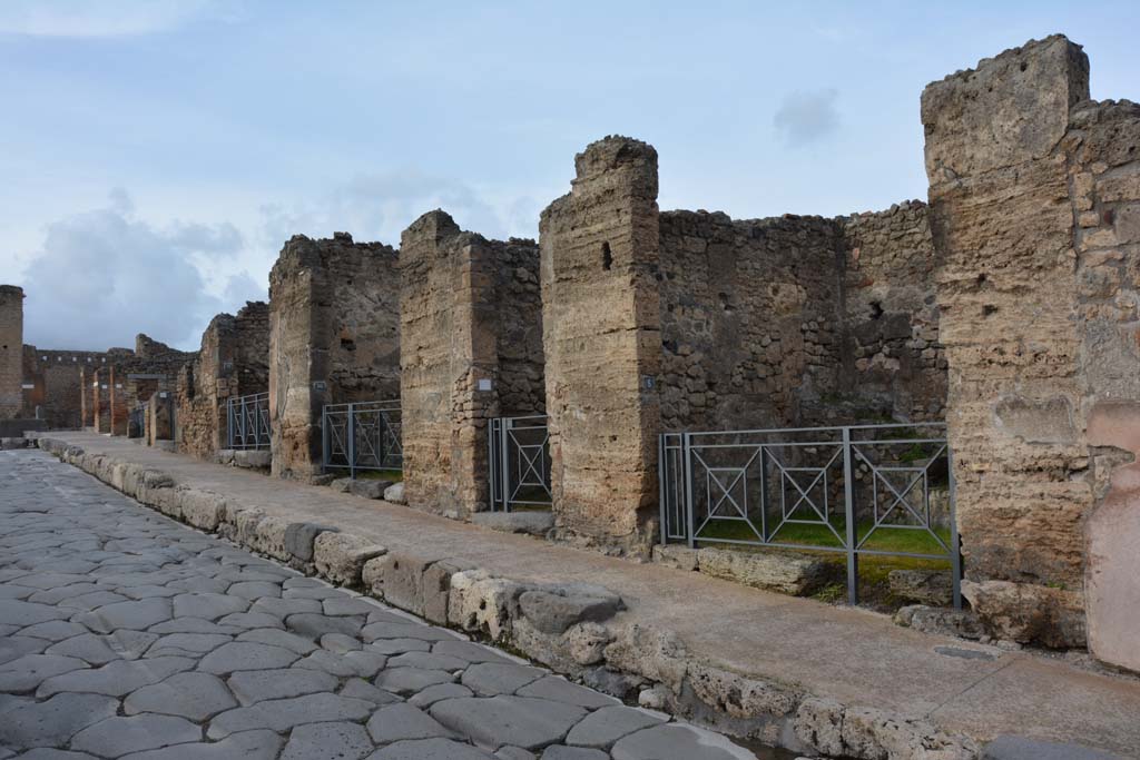 I.4.8, on right, Pompeii. March 2018. Looking north on east side of Via Stabiana from I.4.8 towards I.4.15, on left.
Foto Tobias Busen, ERC Grant 681269 DÉCOR