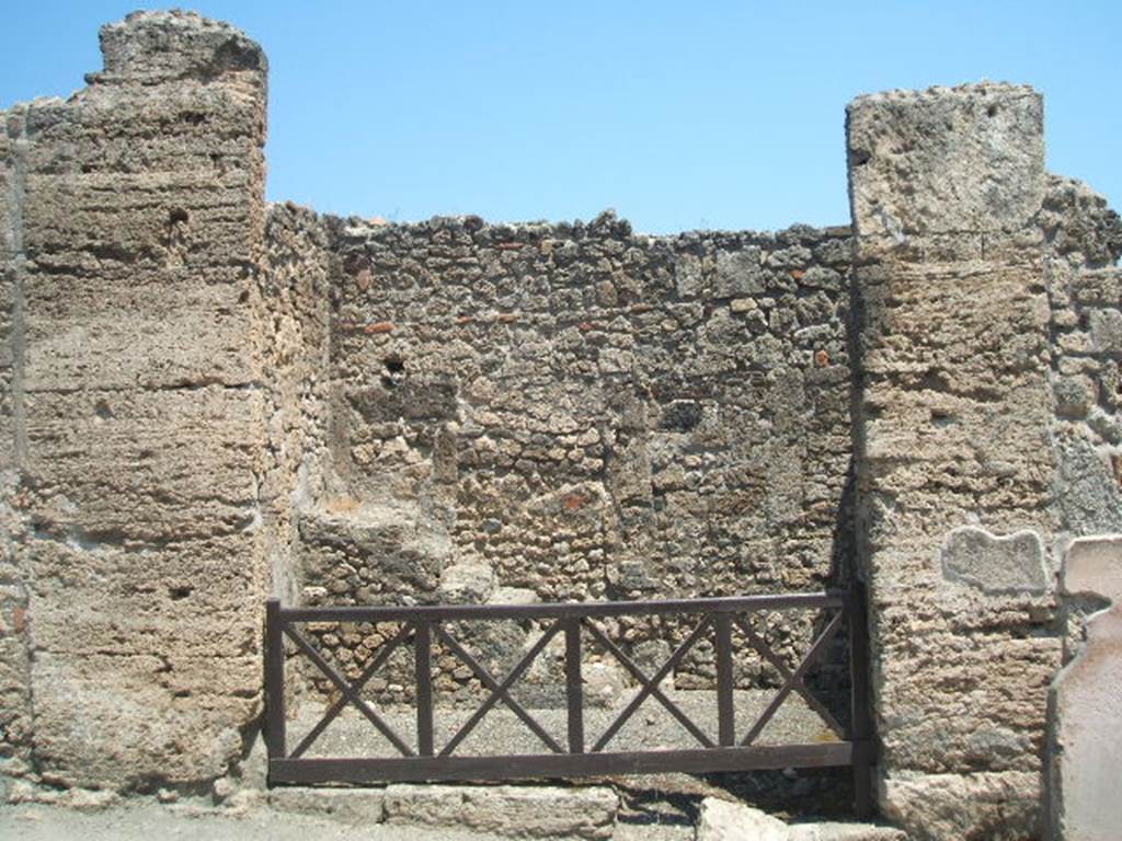 I.4.8 Pompeii. May 2005. Entrance. The following painted graffiti was found in April 1853.
CIL IV 998 was written in red and black, on the pilaster between I.4.8 and I.4.7, on the right:
L(ucium Popidium aed(ilem)
Fullo rog(at).
CIL IV 999 was found here, or nearby:
A(ulum) Vettium
Felicem aed(ilem o(ro) v(os) f(aciatis)
See Pagano, M. and Prisciandaro, R., 2006. Studio sulle provenienze degli oggetti rinvenuti negli scavi borbonici del regno di Napoli. Naples : Nicola Longobardi. (p.167)
