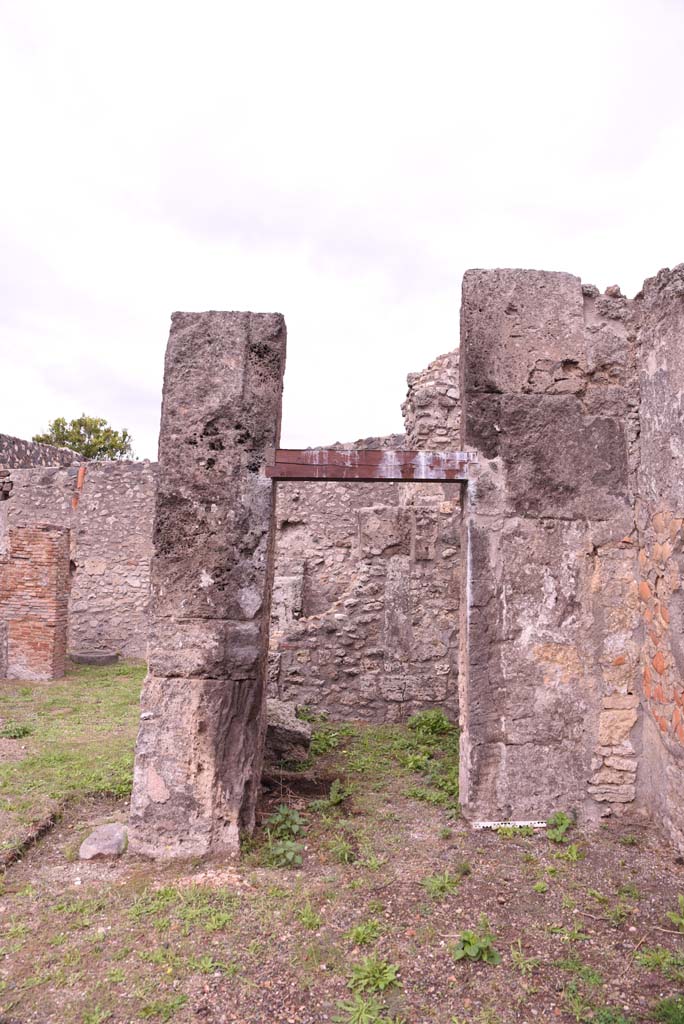 I.4.9 Pompeii. October 2019. Atrium b, south-east corner with doorway to room g.
Foto Tobias Busen, ERC Grant 681269 DÉCOR.