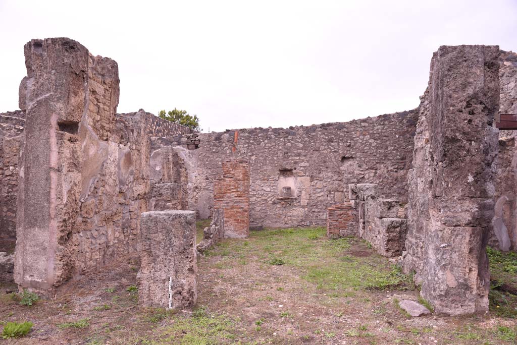 I.4.9 Pompeii. October 2019.
Tablinum h, in centre, with corridor i, on left, and doorway to room g, on right, looking east from atrium.
Foto Tobias Busen, ERC Grant 681269 DÉCOR.