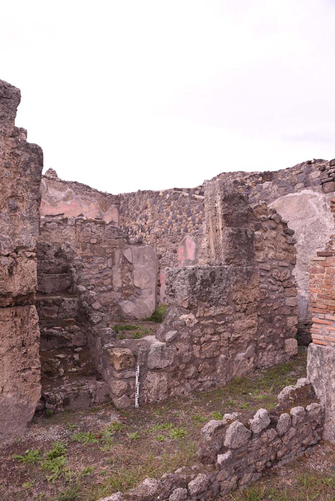 I.4.9 Pompeii. October 2019.
Corridor i, looking north-east from tablinum, towards steps to upper floor in corridor, and wall of room l (L).
Foto Tobias Busen, ERC Grant 681269 DÉCOR.