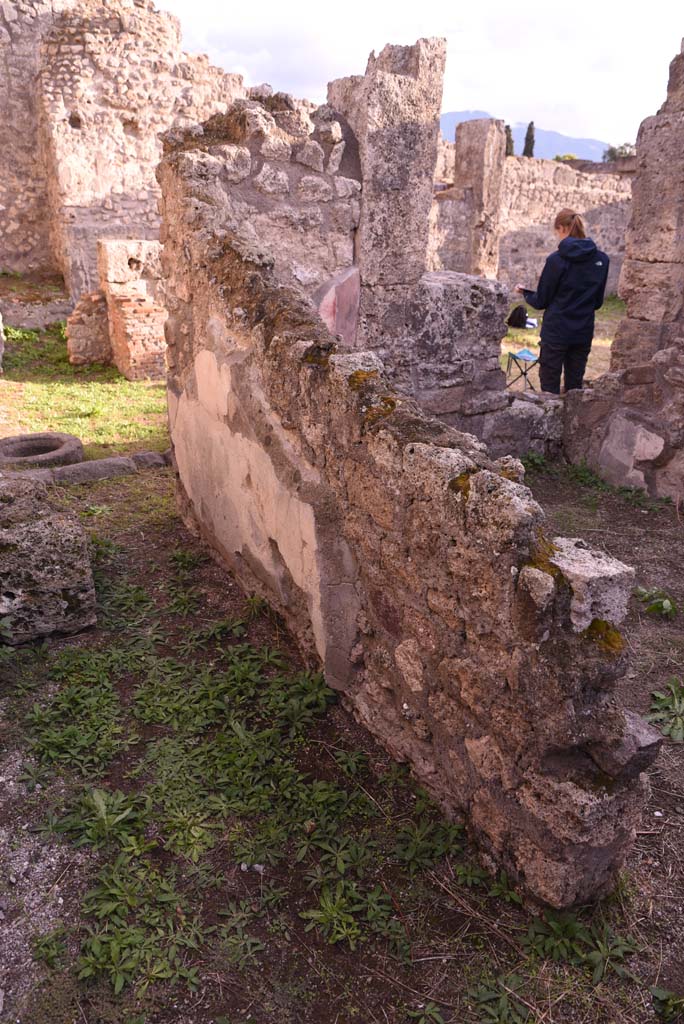 I.4.9 Pompeii. October 2019. Room k, west wall, with doorway to room l (L), on right.
Foto Tobias Busen, ERC Grant 681269 DÉCOR.