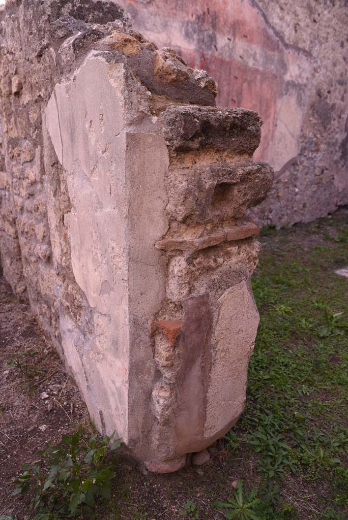 I.4.9 Pompeii. October 2019.
Room k, doorway pilaster at west end, between room I (L), on left, and room m, on right.
Foto Tobias Busen, ERC Grant 681269 DÉCOR.