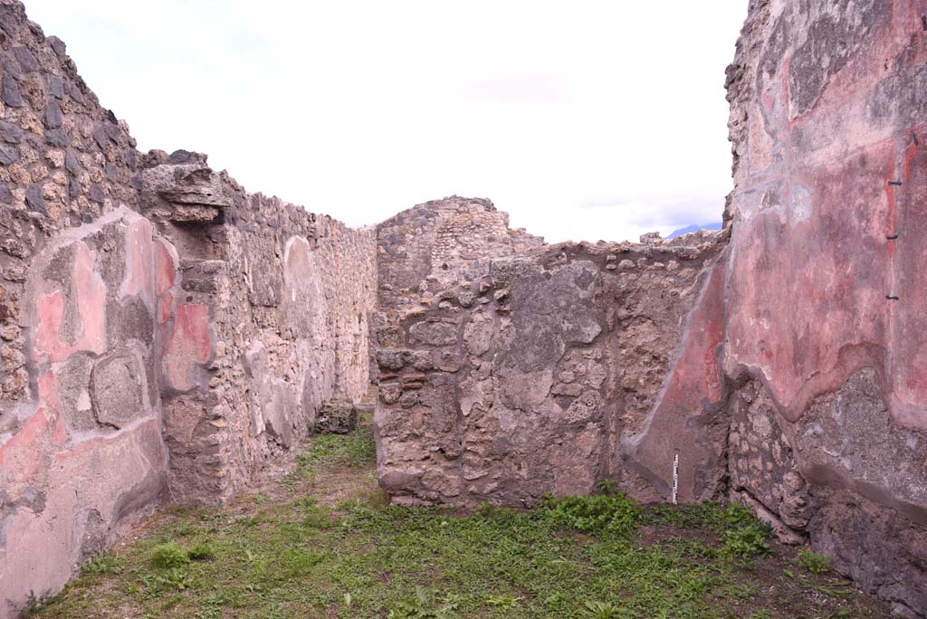 I.4.9 Pompeii. October 2019. Triclinium/oecus m, looking towards south wall, with doorway to room k.
Foto Tobias Busen, ERC Grant 681269 DÉCOR.