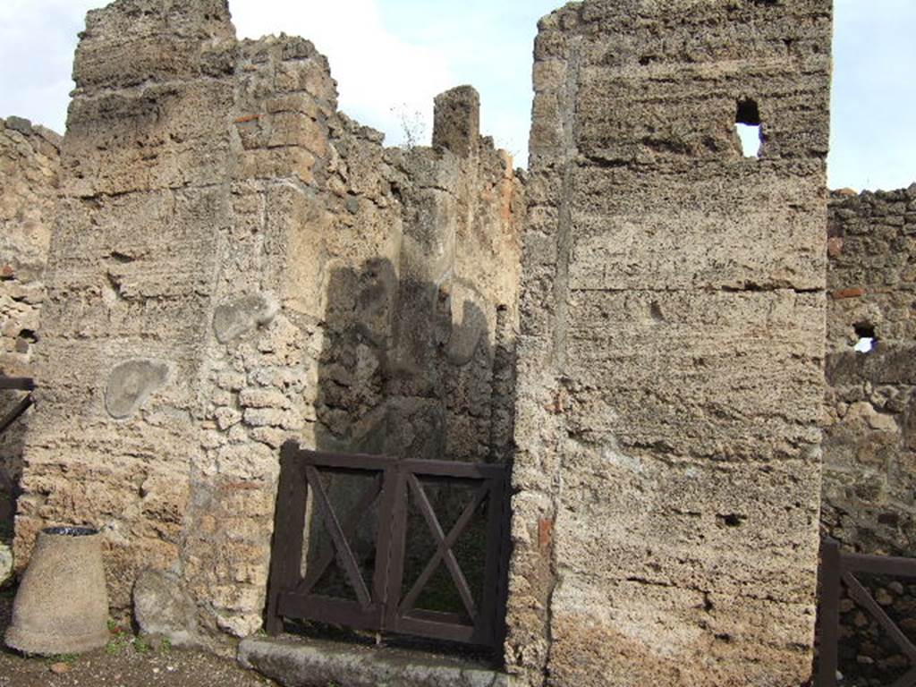 I.4.9 Pompeii. December 2005. Entrance.
In May 1853, on the pilaster, on the left, between I.4.10 and I.4.9, the following graffiti were found:
Caprasium
aed(ilem) o(ro) v(os) f(aciatis) (CIL IV 990).
Postumium
aed(ilem) o(ro) v(os) f(aciatis) (CIL IV 991).
Magnum
d(uumvirum) o(ro?) d(ignum) r(ei) p(ublicae) (CIL IV 992)
See Pagano, m. and Prisciandaro, R., 2006. Studio sulle provenienze degli oggetti rinvenuti negli scavi borbonici del regno di Napoli. Naples : Nicola Longobardi. (p.168)