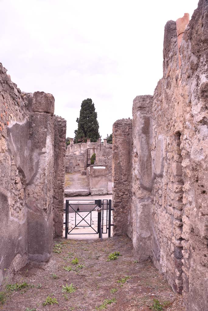 I.4.9 Pompeii. October 2019.
Looking west along entrance corridor/fauces, into vestibule, and Via Stabiana.
Foto Tobias Busen, ERC Grant 681269 DÉCOR.