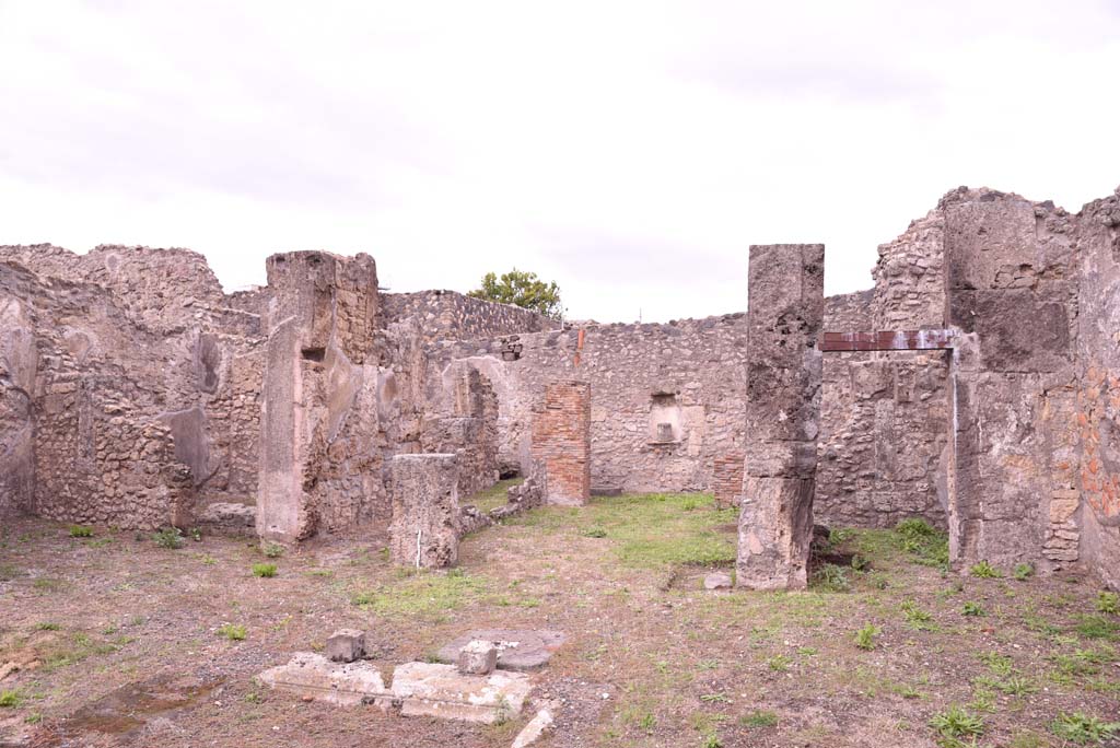 I.4.9 Pompeii. October 2019.
Atrium b, looking towards east side, with doorway to room f, on left, corridor i, tablinum h, and doorway to room g, on right.
Foto Tobias Busen, ERC Grant 681269 DÉCOR.