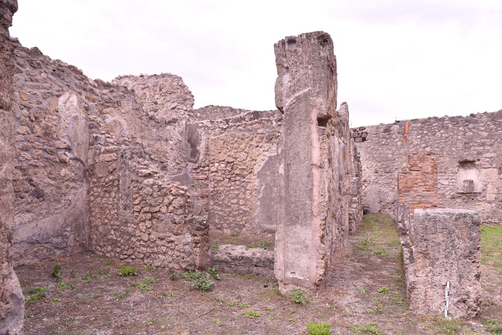 I.4.9 Pompeii. October 2019. Atrium b, north-east corner, ala e, on left, doorway to room f, centre, and corridor i, centre right.
Foto Tobias Busen, ERC Grant 681269 DÉCOR.