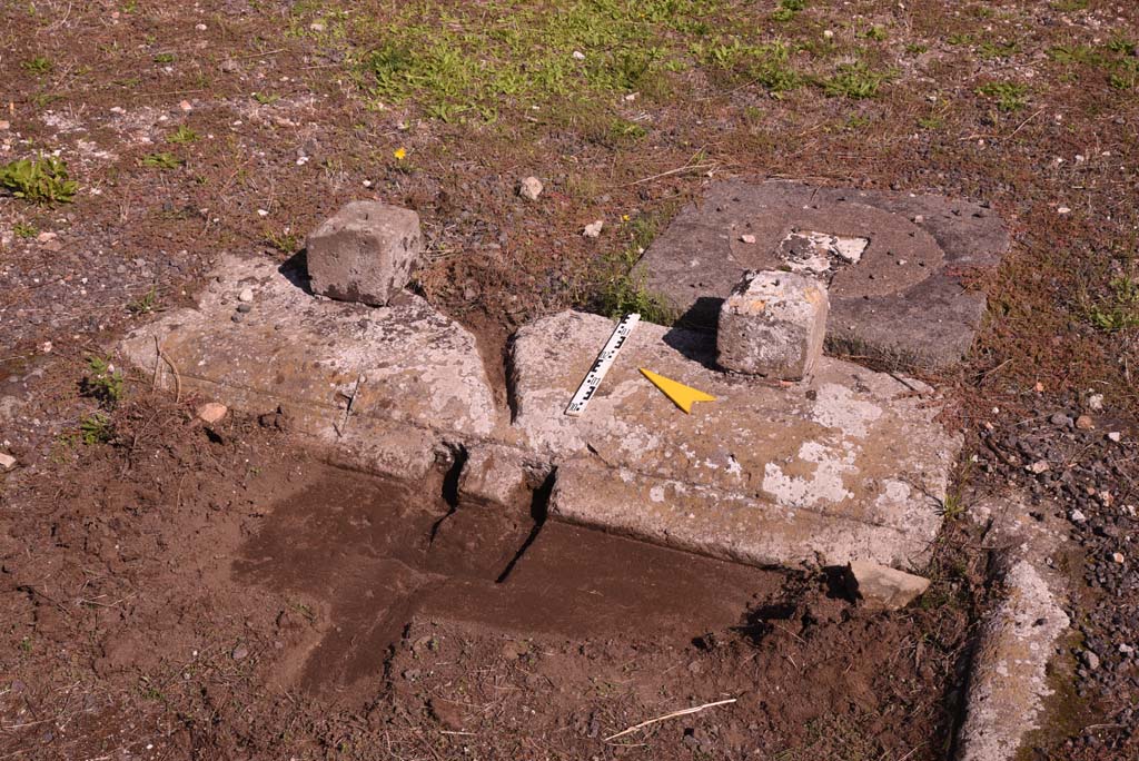 I.4.9 Pompeii. October 2019. Atrium b, looking towards east end of impluvium, with remains of table, and site of cistern-mouth.
Foto Tobias Busen, ERC Grant 681269 DÉCOR.