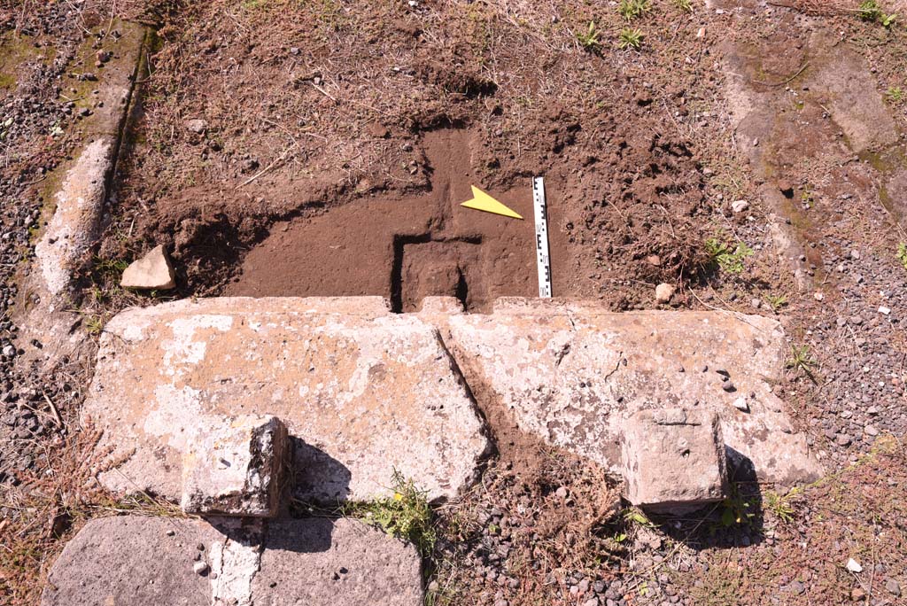 I.4.9 Pompeii. October 2019. Atrium b, looking west from east end of impluvium, with details of remains of table.
Foto Tobias Busen, ERC Grant 681269 DÉCOR.