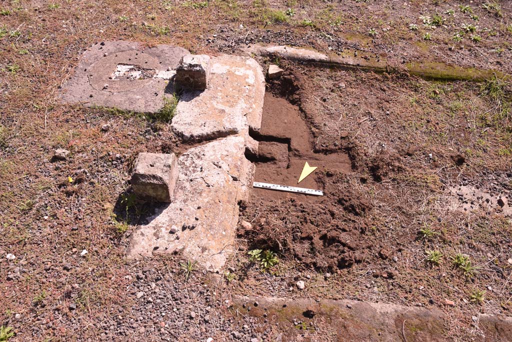 I.4.9 Pompeii. October 2019. Atrium b, looking north from east end of impluvium, with details of remains of table and cistern-mouth.
Foto Tobias Busen, ERC Grant 681269 DÉCOR.