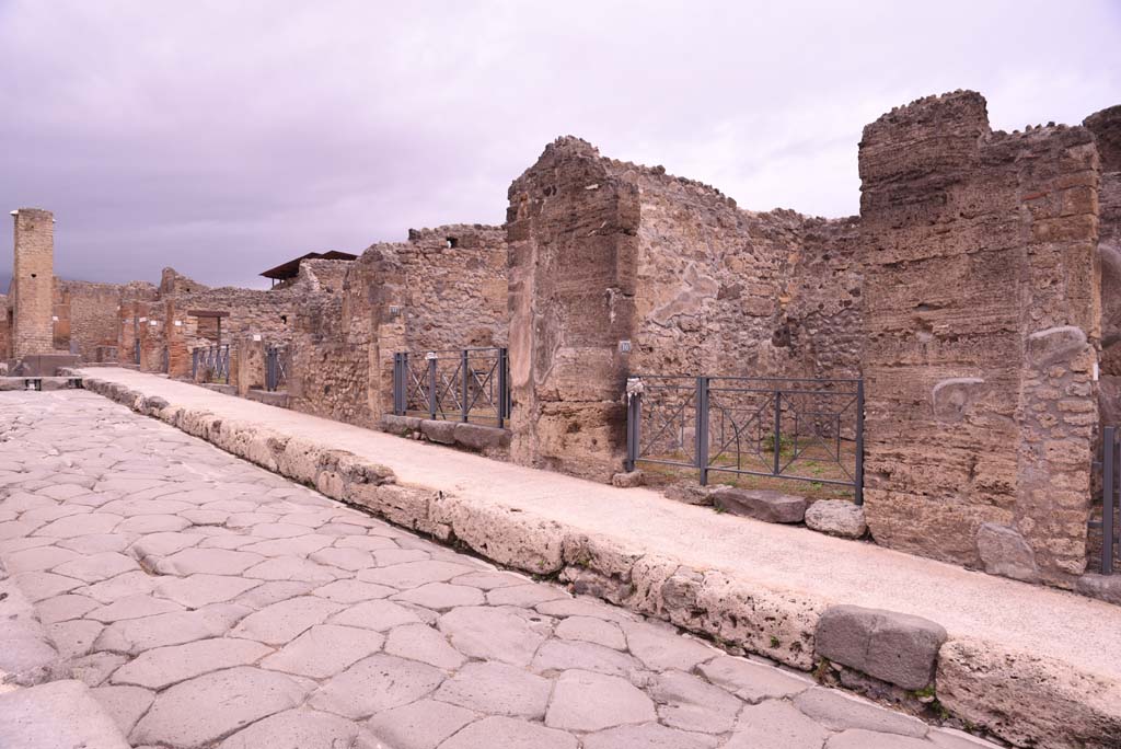 I.4.10 Pompeii, on right, towards I.4.15, on left, behind fountain and water-tower. October 2019. Looking north-east on Via Stabiana.
Foto Tobias Busen, ERC Grant 681269 DÉCOR.