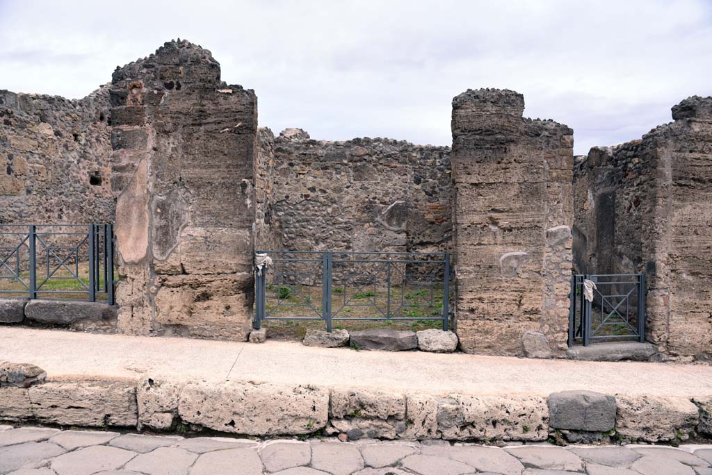 I.4.11, on left, I.4.10, in centre, and I.4.9, on right, Pompeii. October 2019. Looking east towards entrance doorways.
Foto Tobias Busen, ERC Grant 681269 DÉCOR.