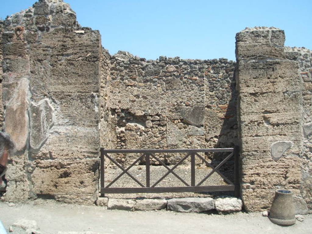 I.4.10 Pompeii. May 2005. Entrance. In May 1853, on the pilaster, on the right, between I.4.10 and I.4.9, the following graffiti were found:
Caprasium
aed(ilem) o(ro) v(os) f(aciatis) (CIL IV 990).
Postumium
aed(ilem) o(ro) v(os) f(aciatis) (CIL IV 991).
Magnum
d(uumvirum) o(ro?) d(ignum) r(ei) p(ublicae) (CIL IV 992)
See Prisciandaro, R., 2006. Studio sulle provenienze degli oggetti rinvenuti negli scavi borbonici del regno di Napoli: Una lettura integrata, coordinata e commentata della documentazione Volume 1. Naples : Nicola Longobardi. (p. 168)
