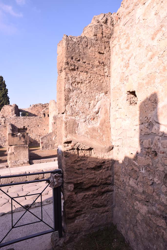 I.4.10 Pompeii. October 2019. North-west corner of shop-room.
Foto Tobias Busen, ERC Grant 681269 DÉCOR.