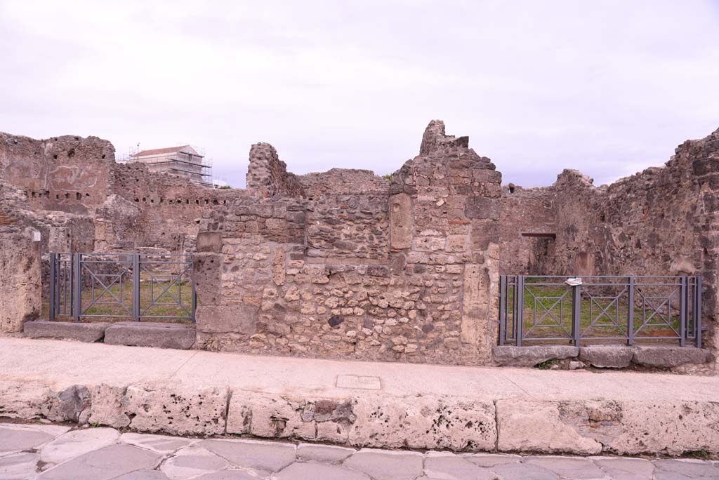 I.4.12, on left, and I.4.11, on right, Pompeii. October 2019. Looking east towards entrance doorways on Via Stabiana.
Foto Tobias Busen, ERC Grant 681269 DÉCOR.