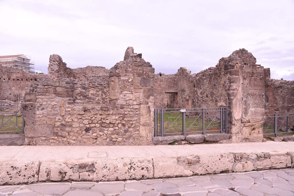 I.4.12, on left, and I.4.11, in centre, and I.4.10, on right, Pompeii. October 2019. Looking east on Via Stabiana.
Foto Tobias Busen, ERC Grant 681269 DÉCOR.