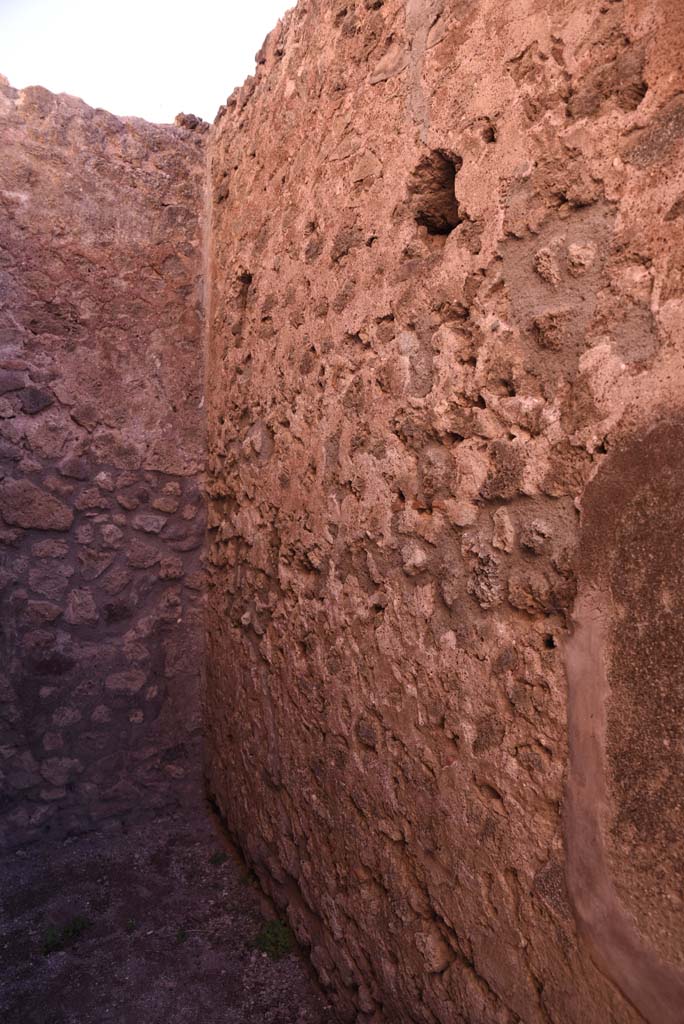 I.4.11 Pompeii. October 2019.
Upper south wall above latrine, with holes for support beams for an upper floor.
Foto Tobias Busen, ERC Grant 681269 DÉCOR.