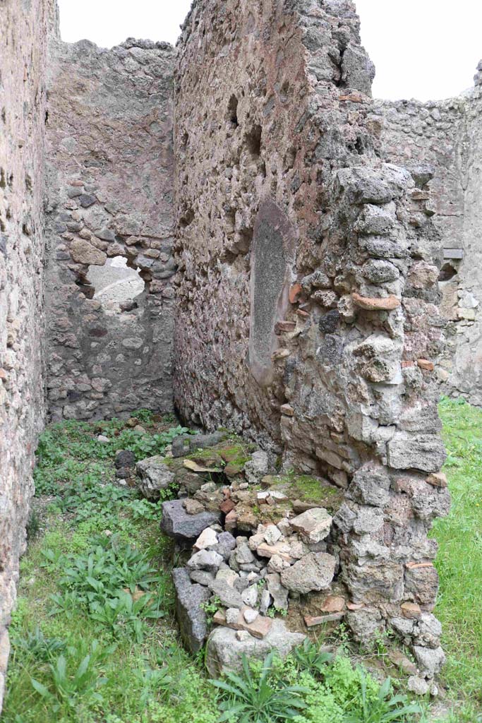 I.4.11 Pompeii. December 2018.
Latrine under site of steps to upper level. Photo courtesy of Aude Durand.