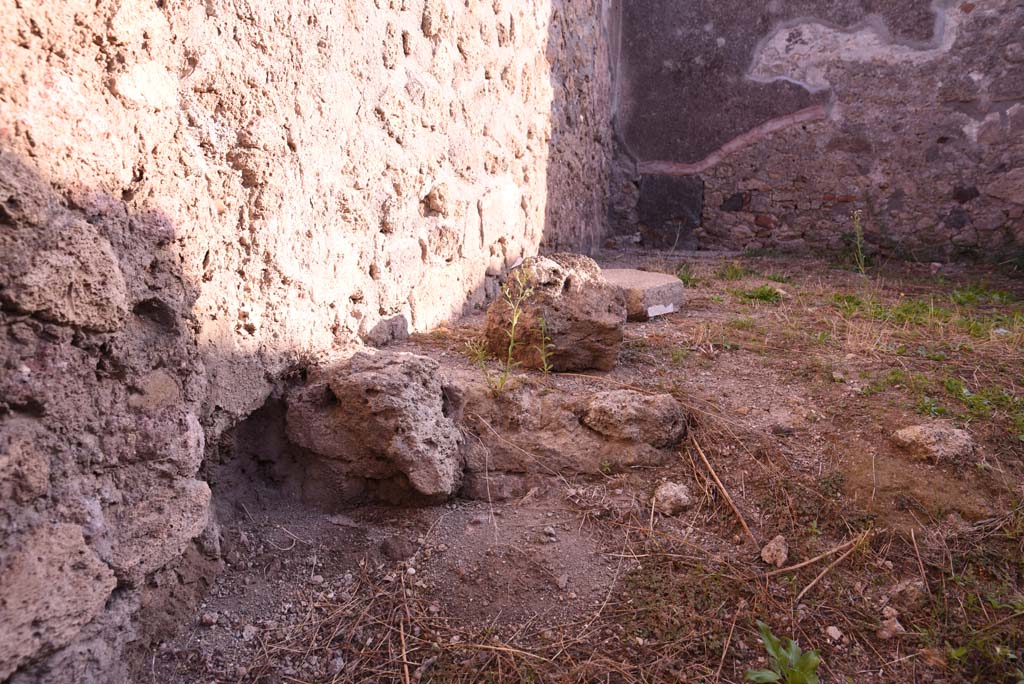 I.4.11 Pompeii. October 2019. Looking east along north wall of garden area.
Foto Tobias Busen, ERC Grant 681269 DÉCOR.
According to Boyce –
On the north wall of the rear room is a lararium painting (h.1.32, w.1.0): The Genius pours a libation upon an altar; on each side of him stands a Lar; below is the altar with the two serpents. Against the wall below the painting stands a masonry altar.
See Boyce G. K., 1937. Corpus of the Lararia of Pompeii. Rome: MAAR 14. (p.25, no.31).