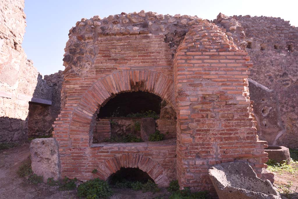 I.4.12 Pompeii. October 2019. Room b, looking south to oven.
Foto Tobias Busen, ERC Grant 681269 DÉCOR.