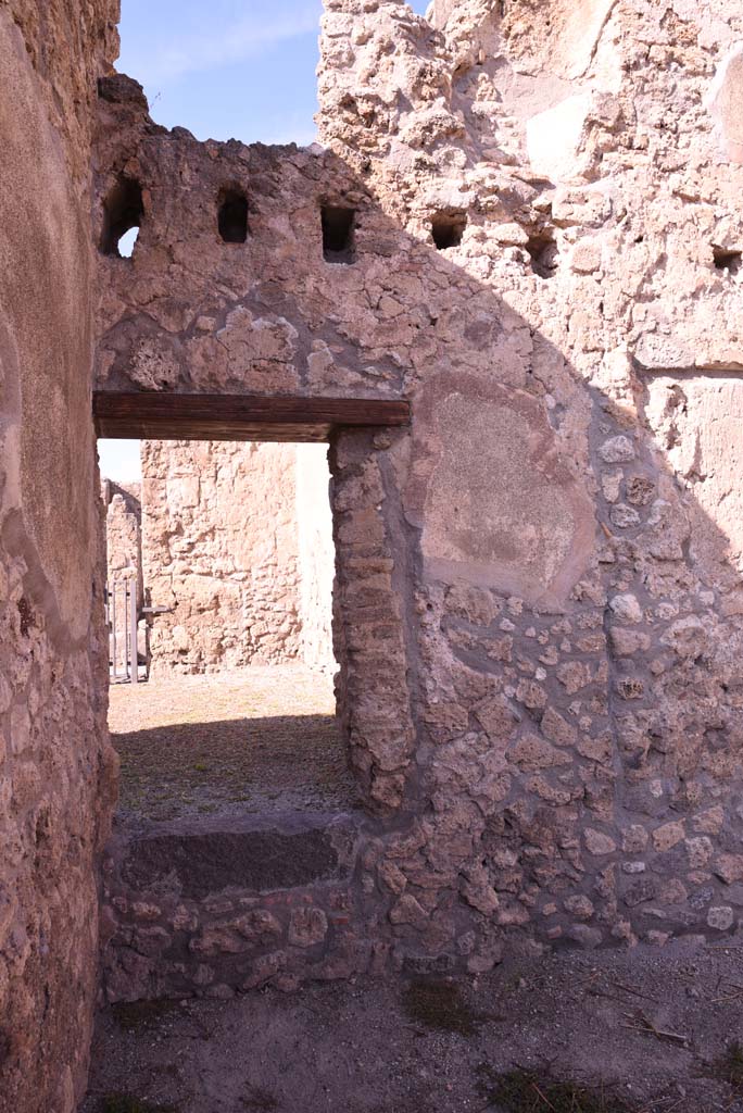 I.4.12 Pompeii. October 2019. Room h, doorway in north wall into shop at I.4.17.
Foto Tobias Busen, ERC Grant 681269 DÉCOR.