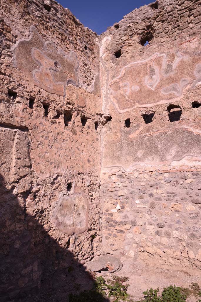 I.4.12 Pompeii. October 2019. Room h, north-east corner.
Foto Tobias Busen, ERC Grant 681269 DÉCOR.