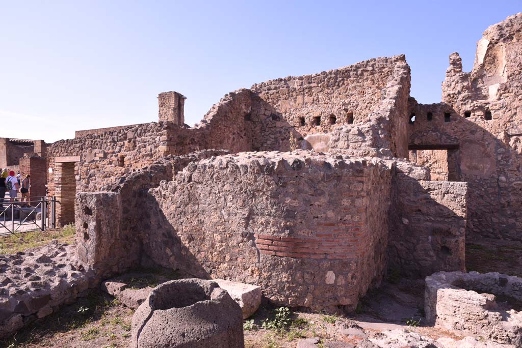 I.4.12 Pompeii. October 2019.
Room b, bakery room, north-west corner, with rear of oven in I.4.13, in centre, and doorway into room h, on right.
Foto Tobias Busen, ERC Grant 681269 DÉCOR.