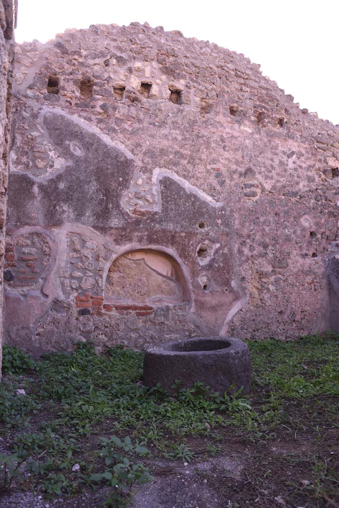 I.4.12 Pompeii. October 2019. Room d, looking towards south wall with arched niche/recess.
Foto Tobias Busen, ERC Grant 681269 DÉCOR.