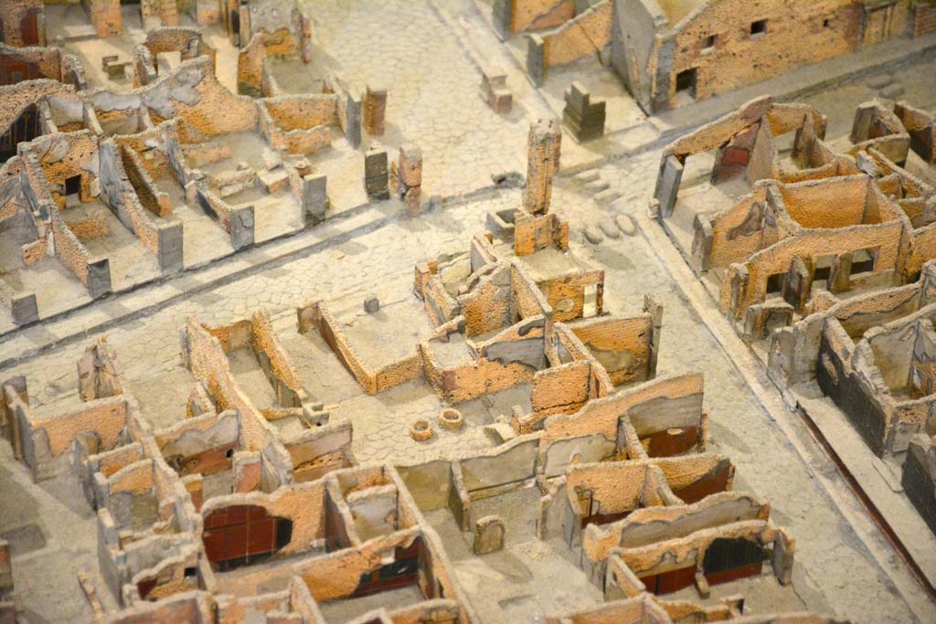 I.4.12-18 Pompeii. May 2019.
Looking west towards junction of Via Stabiana, with entrances I.4.12-15, and Via dell’Abbondanza, with entrances I.4.16-18.
Foto Tobias Busen, ERC Grant 681269 DÉCOR.