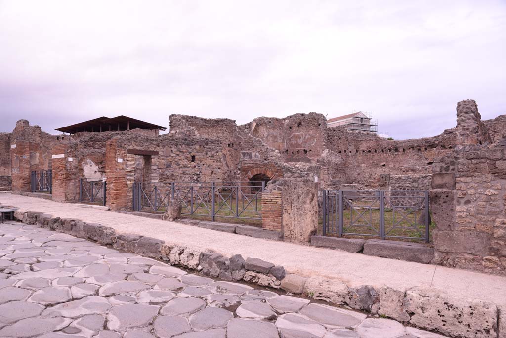 I.4.15, on left, towards I.4.12, on right, Pompeii. October 2019. Looking north-east on east side of Via Stabiana.
Foto Tobias Busen, ERC Grant 681269 DÉCOR.
