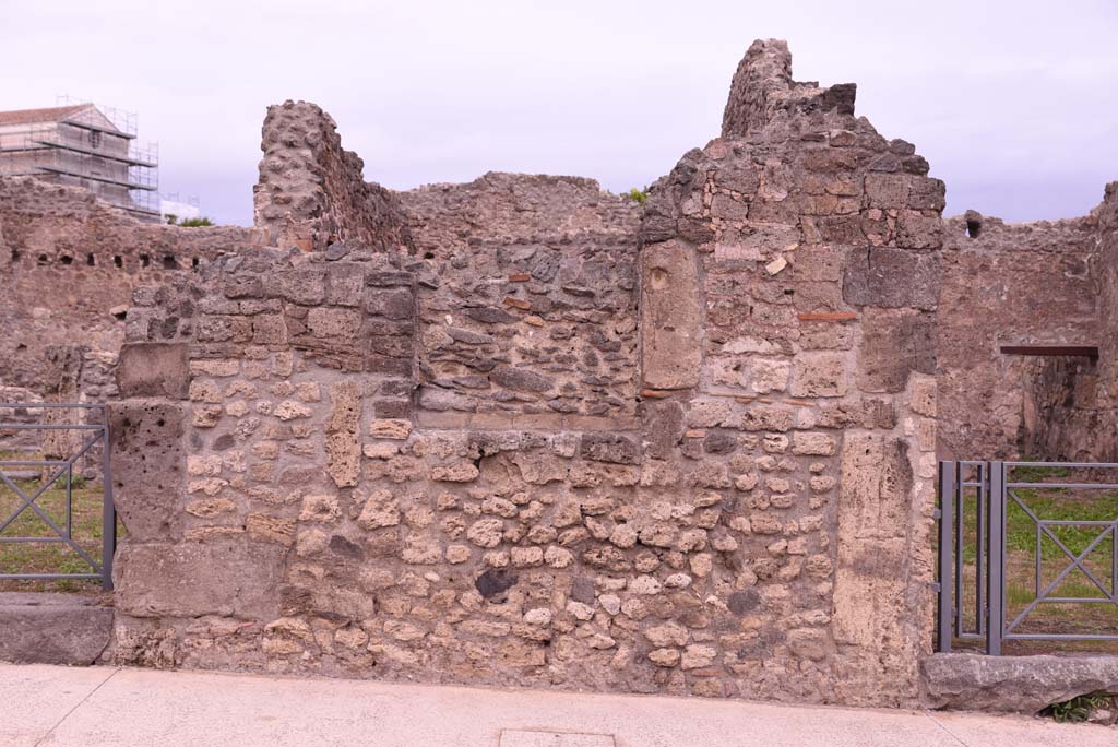 I.4.12, on left, and I.4.11, on right, Pompeii. October 2019. Detail of wall between entrance doorways on east side of Via Stabiana.
Foto Tobias Busen, ERC Grant 681269 DÉCOR.