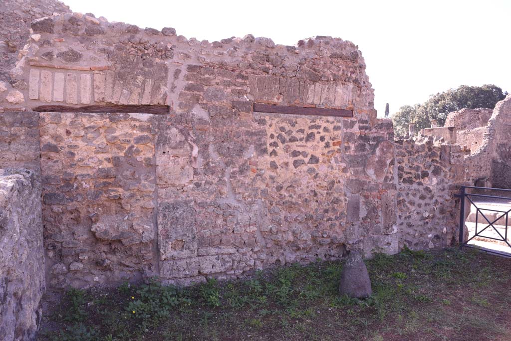 I.4.12 Pompeii. October 2019. Room a, south wall, with entrance onto Via Stabiana, on right.
Foto Tobias Busen, ERC Grant 681269 DÉCOR.