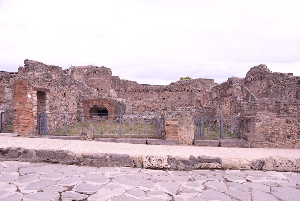 I.4.13, on left, and I.4.12, on right, Pompeii. October 2019. Looking east towards bakery with two linked entrance doorways.
Foto Tobias Busen, ERC Grant 681269 DÉCOR.