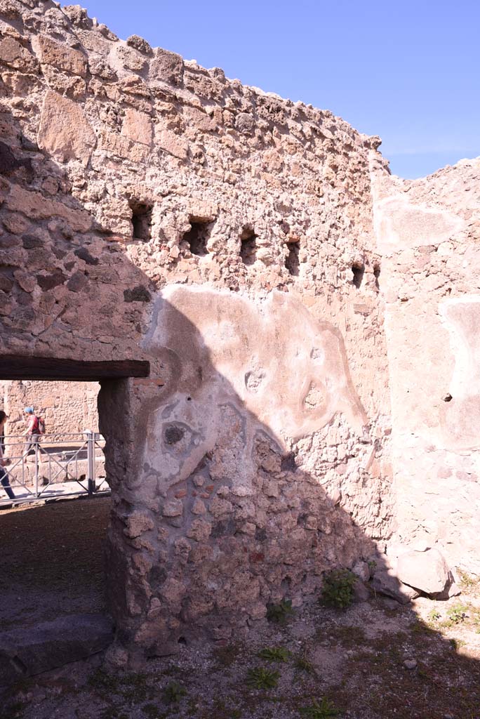 I.4.13 Pompeii. October 2019. Room b, north wall in north-east corner.
Foto Tobias Busen, ERC Grant 681269 DÉCOR.