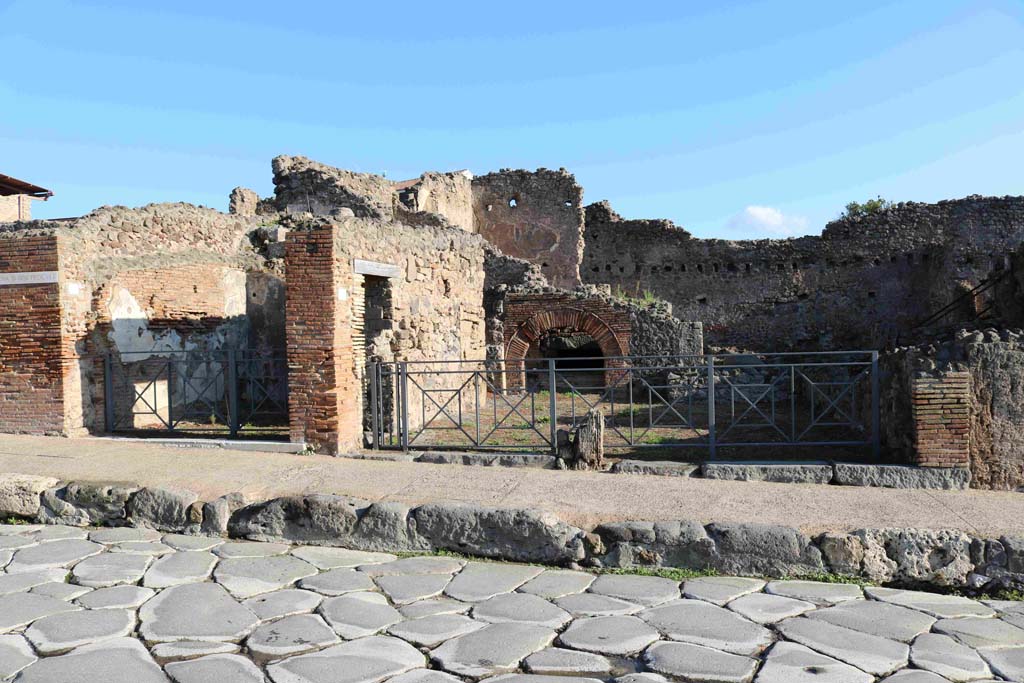 I.4.14, Pompeii, on left. December 2018.
Looking east on Via Stabiana towards entrance doorways, with linking doorway towards I.4.13. Photo courtesy of Aude Durand.