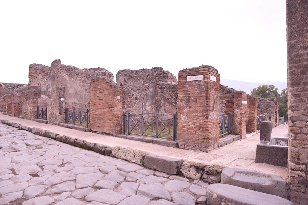 I.4.16 Pompeii, centre right. October 2019.
Looking south-east at junction of Via dell’Abbondanza, on left, and Via Stabiana, on right.
Foto Tobias Busen, ERC Grant 681269 DÉCOR.