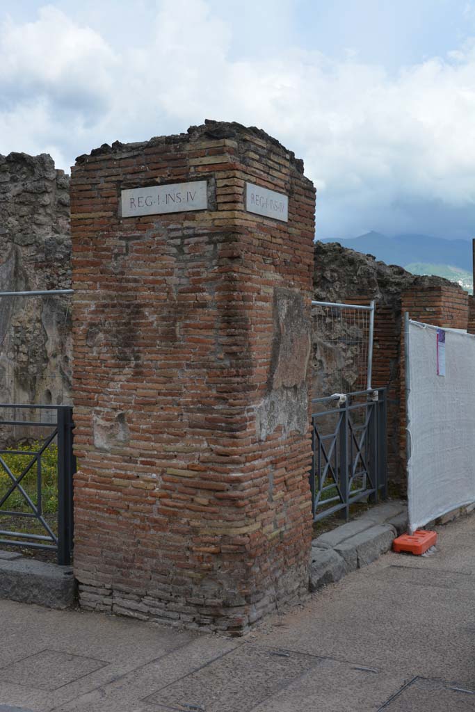 Corner pilaster between I.4.16 on Via dell’Abbondanza, and I.4.15 on Via Stabiana.
May 2019.
Foto Tobias Busen, ERC Grant 681269 DÉCOR.