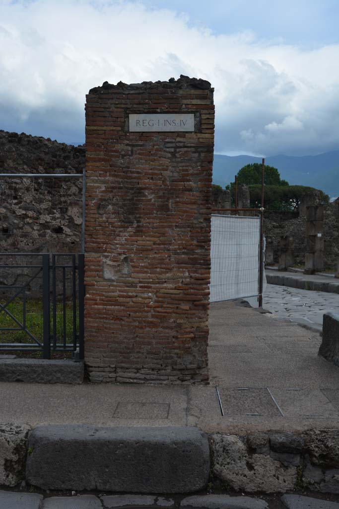 Corner pilaster on west end of I.4.16 on Via dell’Abbondanza, with Via Stabiana, on right.
May 2019. Looking south.
Foto Tobias Busen, ERC Grant 681269 DÉCOR.