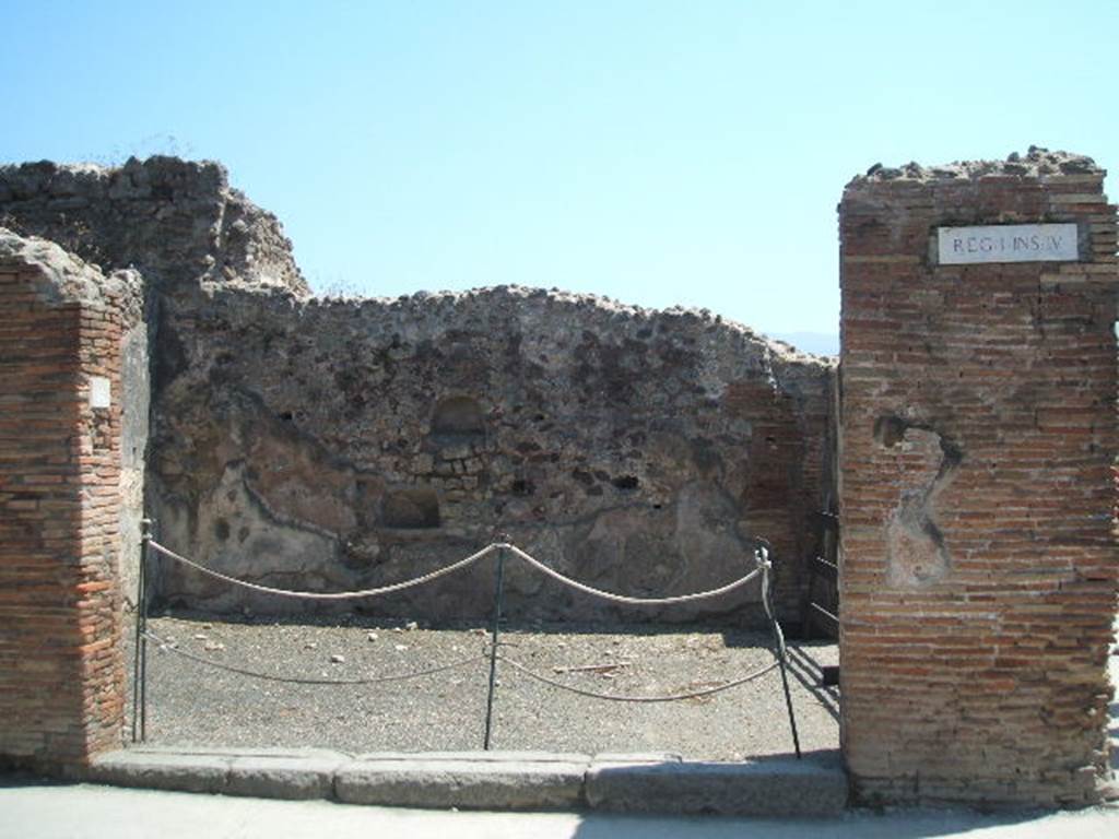 I.4.16 Pompeii. May 2005. Looking south at entrance on Via dell’Abbondanza. The linked entrance at I.4.15 on Via Stabiana can be seen on the right, behind the pilaster.